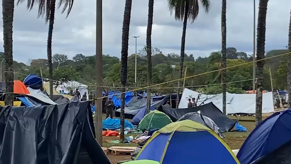 Esposa de pastor descobre que marido teve relação com outro homem dentro de acampamento em frente ao quartel