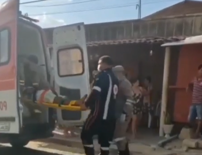 Homem é socorrido para o hospital após colisão de carro e moto no bairro Sobreira, em Afogados