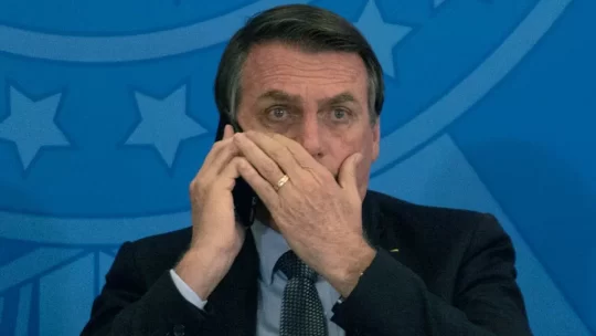 Polícia Federal apreende celular de ex-presidente Bolsonaro em operação contra fraudes na vacinação