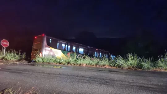 Ônibus de cantora Brisa Star e banda cai em ribanceira em rodovia no Ceará