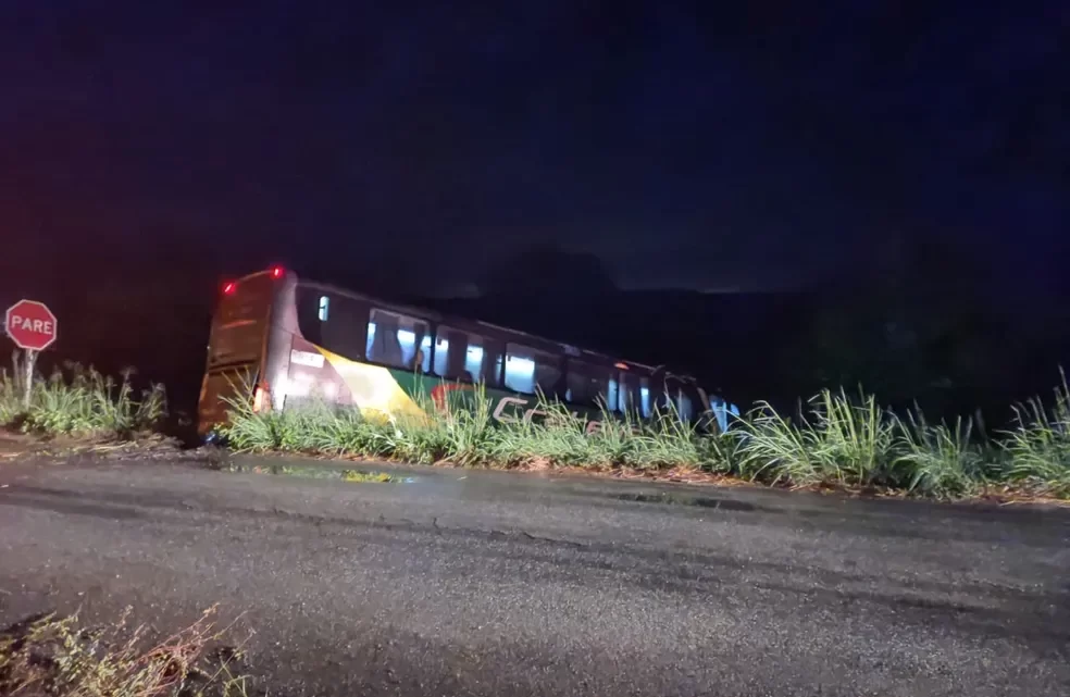 Ônibus de cantora Brisa Star e banda cai em ribanceira em rodovia no Ceará