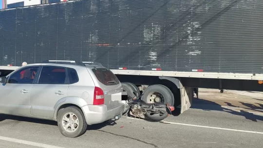 Motociclista bate em carro, cai, é atropelado por caminhão e morre na BR-101