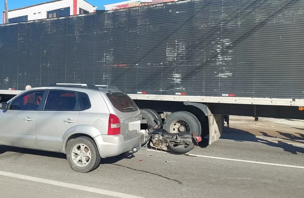 Motociclista bate em carro, cai, é atropelado por caminhão e morre na BR-101