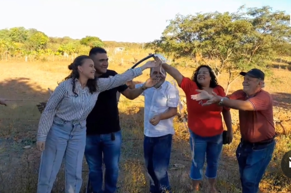 Em Carnaíba Anchieta Patriota inaugura sistema de abastecimento de água no Sítio Rodeador.