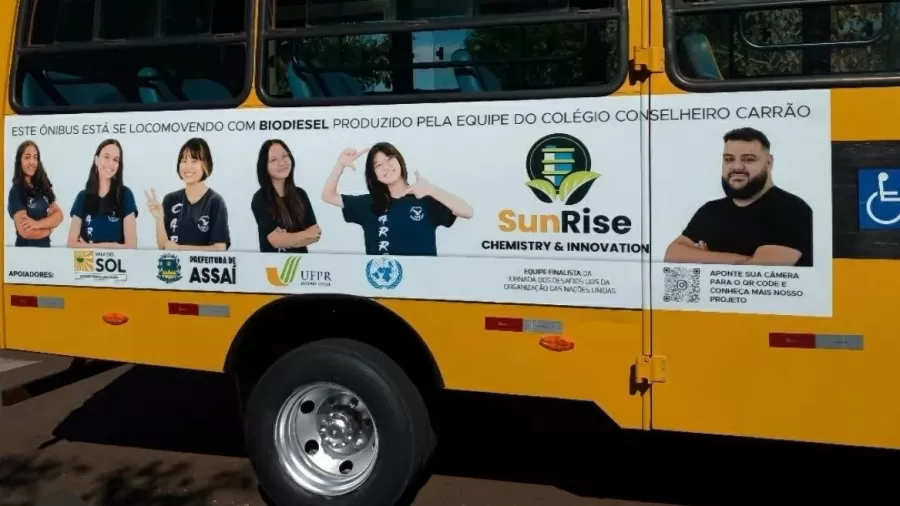 Adolescentes convertem óleo de cozinha em combustível, e ônibus roda 7 dias