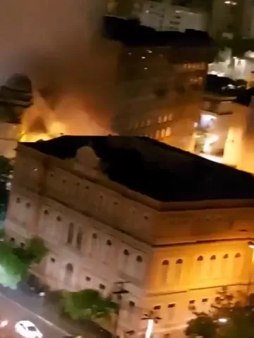 Incêndio atinge Prédio Centenário da UFRGS em Porto Alegre