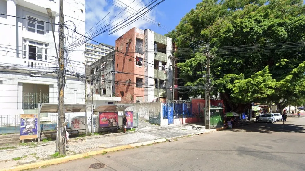 Criança de três anos cai de quarto andar de prédio