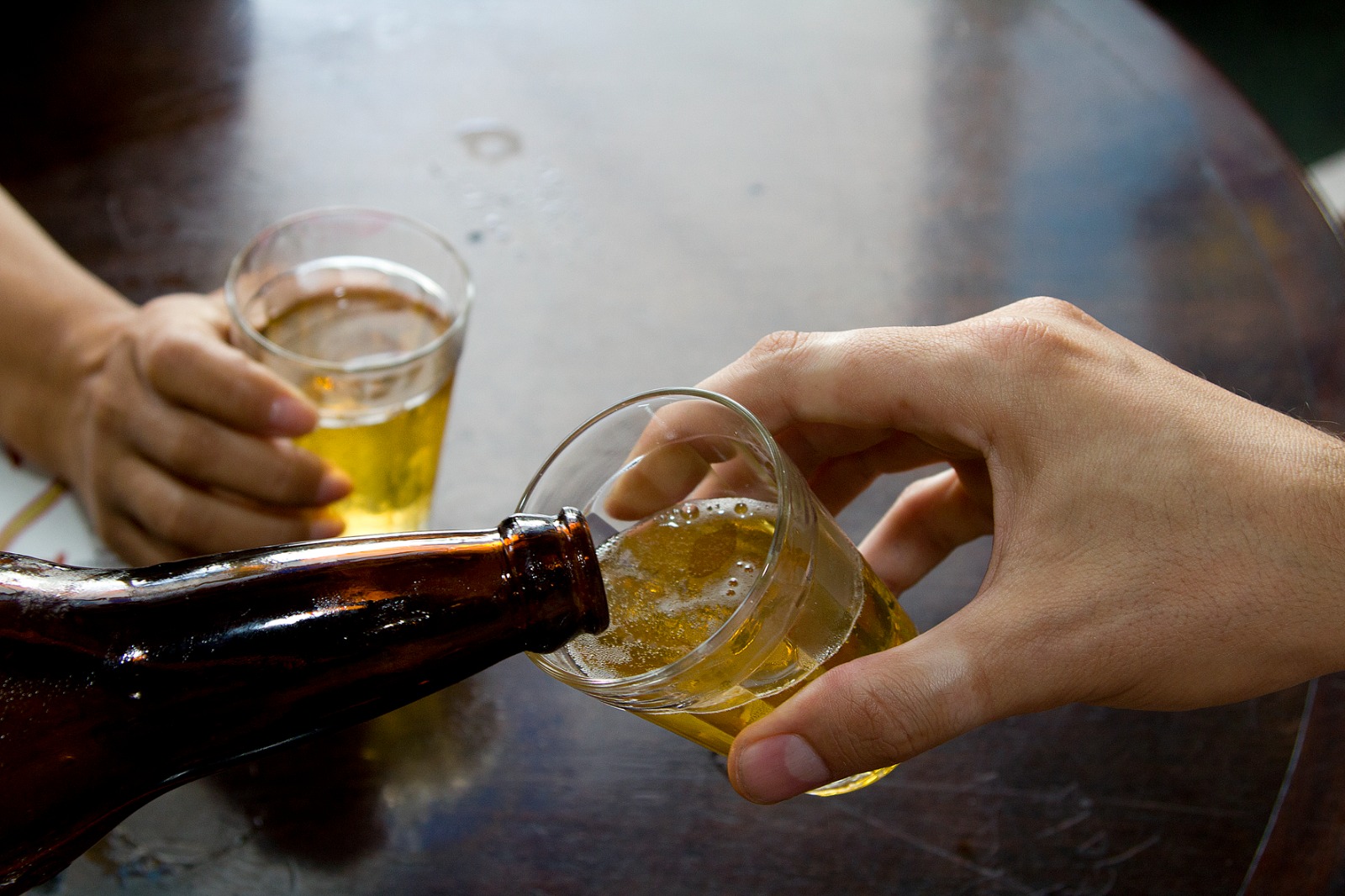 Mulher morre após ingerir bebida alcoólica durante festa de ano novo em praça