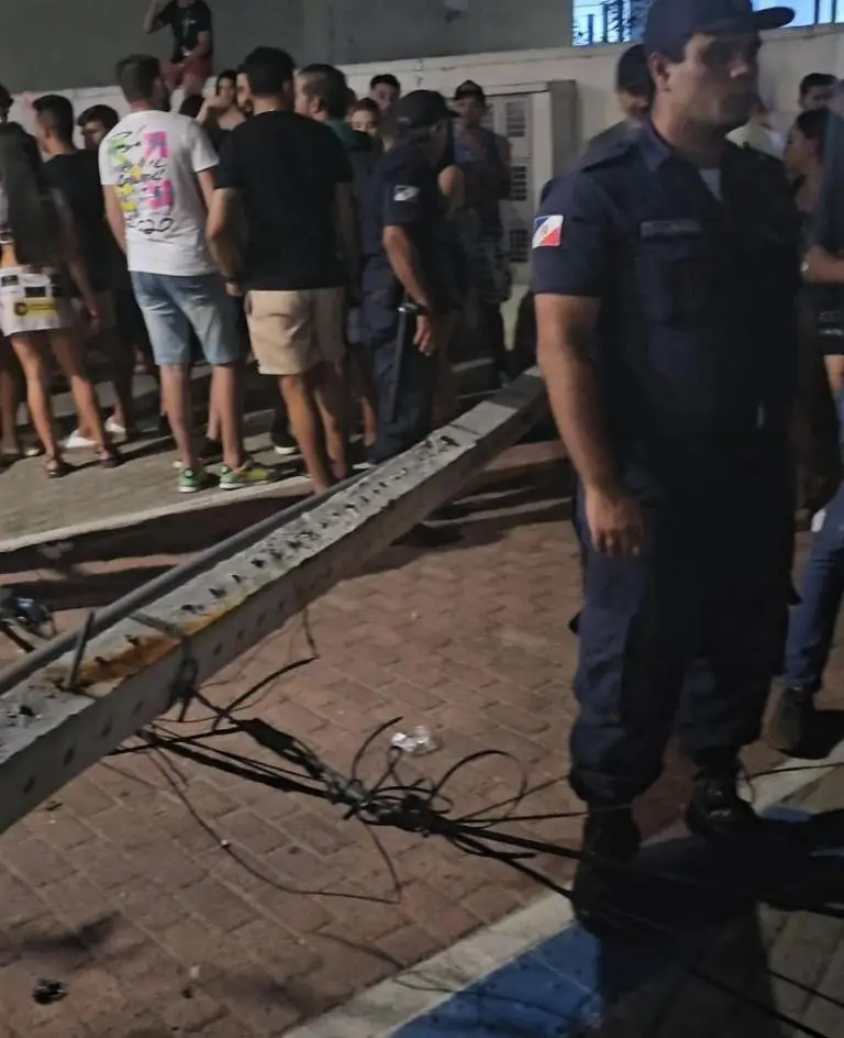 Três feridos em acidente com trio elétrico e poste durante o Carnaval de Afogados da Ingazeira