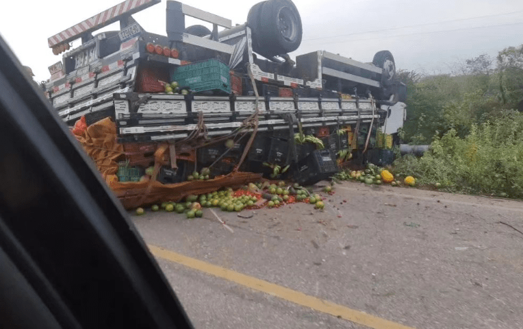 Caminhão tomba na PE-320 entre Afogados e Carnaíba