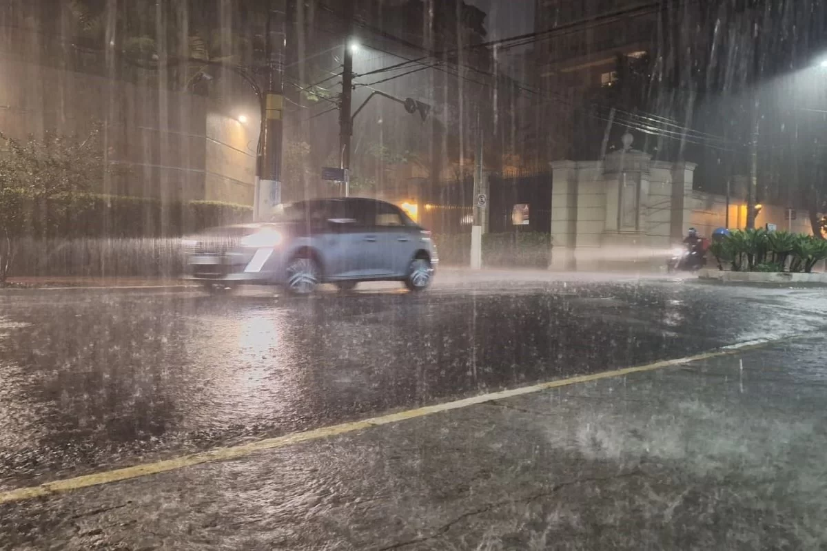 Avenida Manoel Borba Submersa sob a Chuva