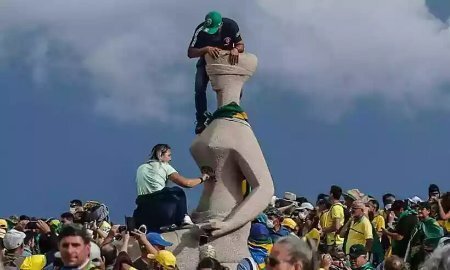 Mulher que pichou ‘Perdeu, mané’ em estátua do STF é denunciada pela PGR