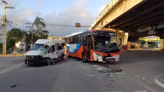 Homem é arremessado de veículo após batida entre transporte alternativo e ônibus em Caruaru