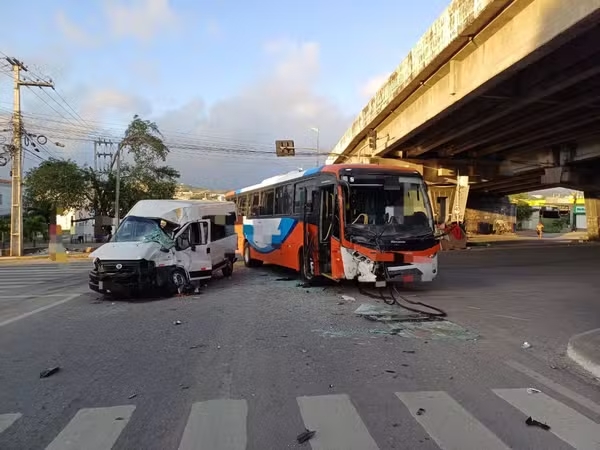 Homem é arremessado de veículo após batida entre transporte alternativo e ônibus em Caruaru