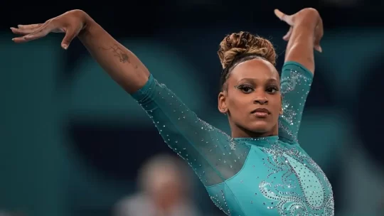 Rebeca Andrade conquista ouro no solo e se torna maior medalhista do Brasil em Olimpíadas