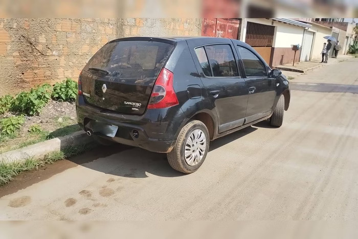 🚔 Avô é acordado por policiais após deixar neto de 6 anos trancado no carro durante a madrugada 🚨