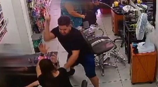 Suspeito de matar manicure a facadas em salão está foragido