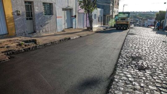 OBRAS DE ASFALTAMENTO EM AFOGADOS DA INGAZEIRA: OPORTUNIDADE OU ESTRATÉGIA ELEITORAL?