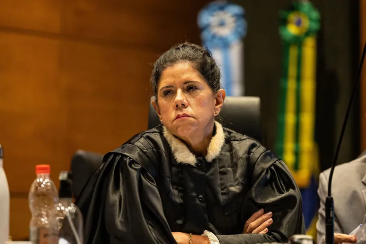 ‘A justiça, por vezes é lenta, é cega, é burra, mas ela chega’, diz juíza ao ler sentença do caso Marielle