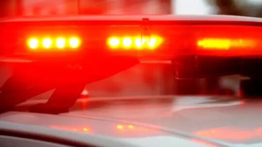 Pais acionam a polícia após filho de 17 anos danificar residência e fazer ameaças