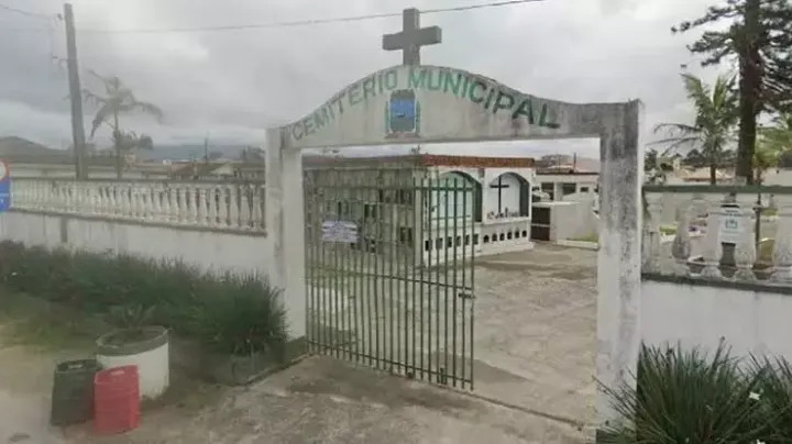 Ossadas humanas e freezer com animais são encontrados em cemitério