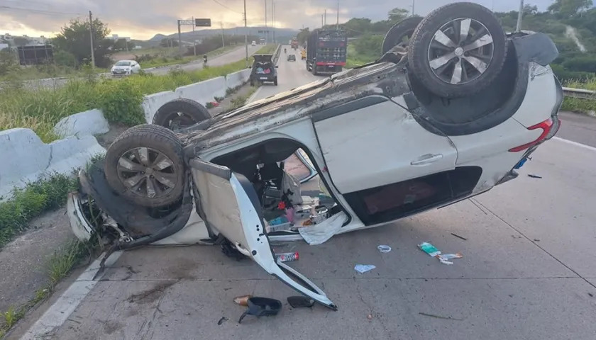 Carro capota na BR 232, em Caruaru, e motorista ficou ferida