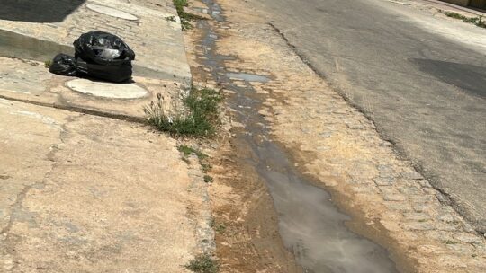 Esgoto a céu aberto bem no centro de Afogados!