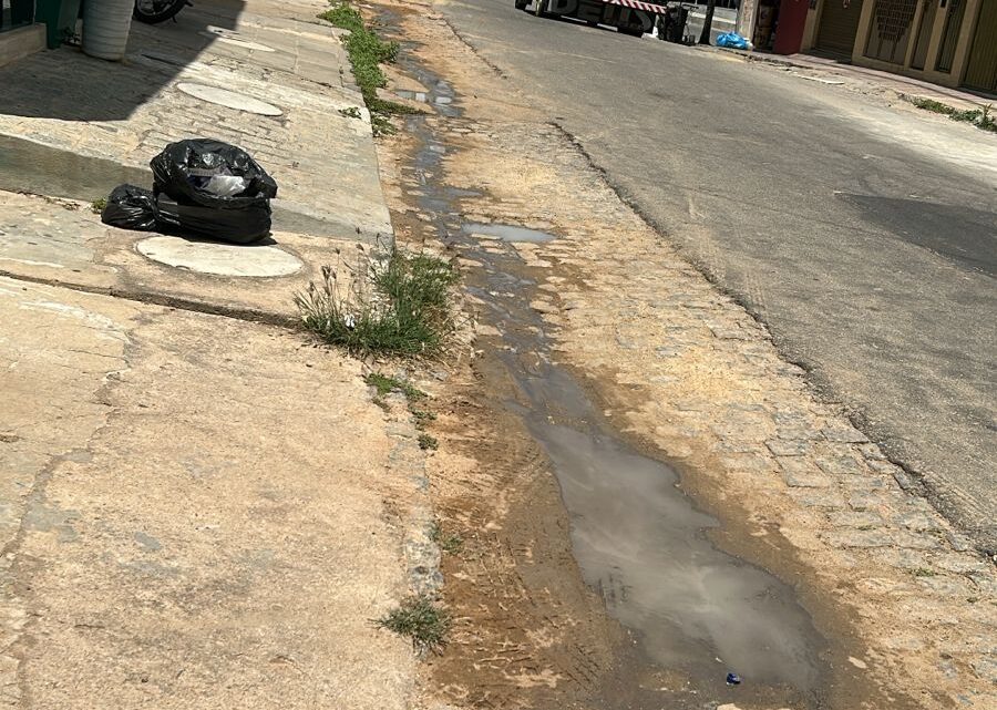 Esgoto a céu aberto bem no centro de Afogados!