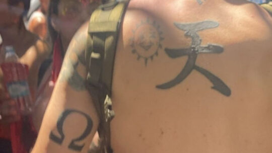 Turista com símbolos n3zist3s tatuados é agr3dido em bloco no Centro do Rio
