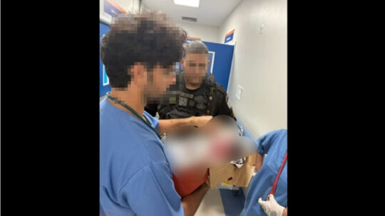 Mais um r3c3m-n3sc1d0 é encontrado nas ruas dentro de caixa de papelão