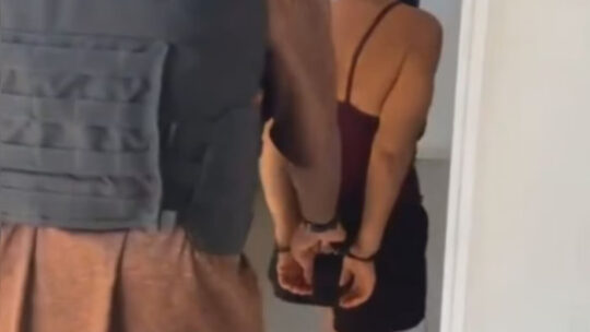 Mulher esf3qu3ia namorado após ter língua m8rdid3 durante beijo