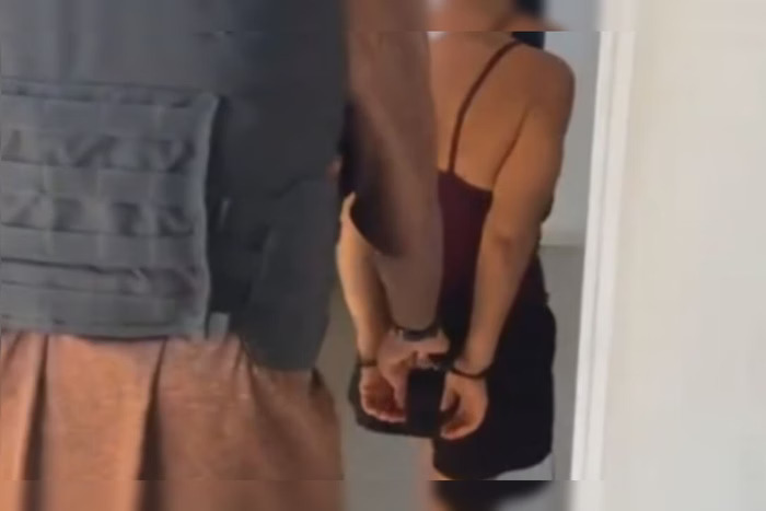 Mulher esf3qu3ia namorado após ter língua m8rdid3 durante beijo