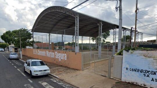 Adolescente de 13 anos m3t3 outro, de 17 anos, em porta de escola