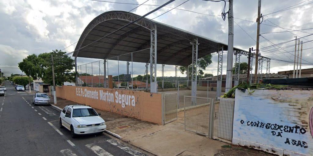Adolescente de 13 anos m3t3 outro, de 17 anos, em porta de escola