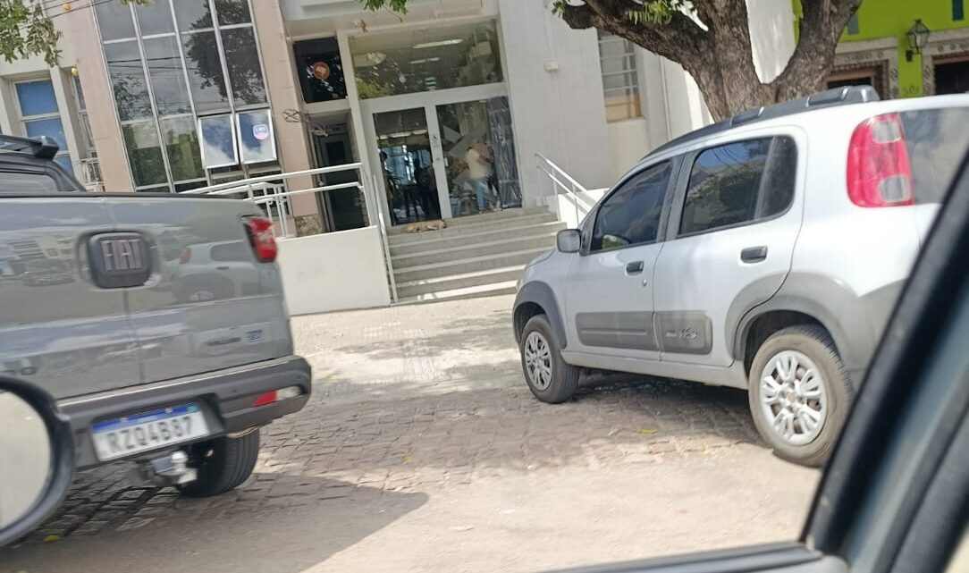 Afogados da Ingazeira: O Caos do Estacionamento e as Rampas Bloqueadas – Um Desafio para a Acessibilidade e a Gestão de Trânsito