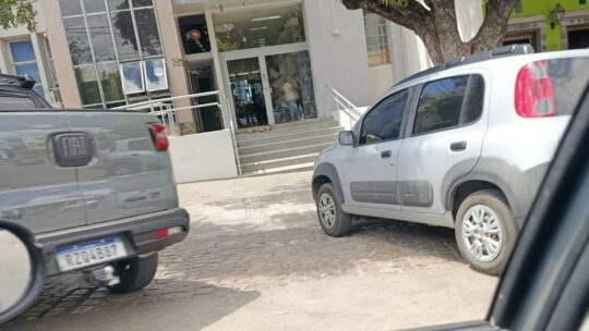 Afogados da Ingazeira: O Caos do Estacionamento e as Rampas Bloqueadas – Um Desafio para a Acessibilidade e a Gestão de Trânsito