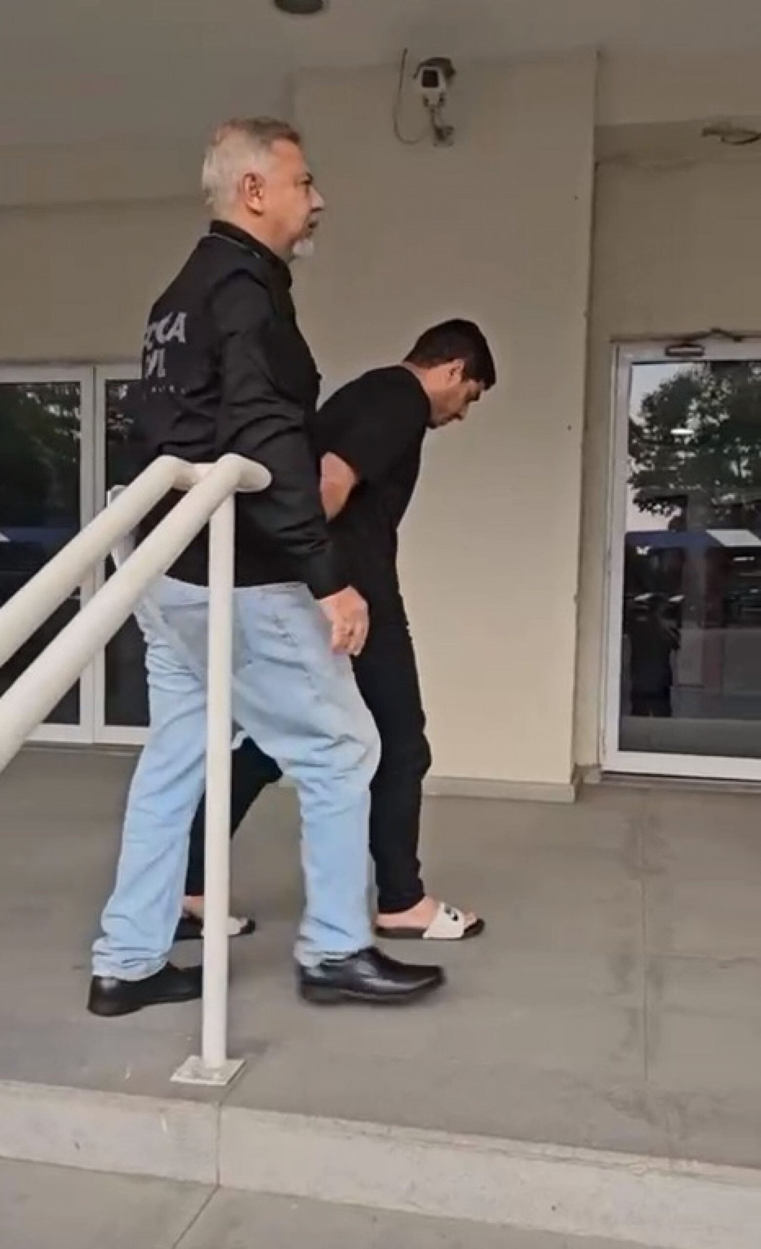 Padrasto acusado de espancar enteada de 3 anos é preso