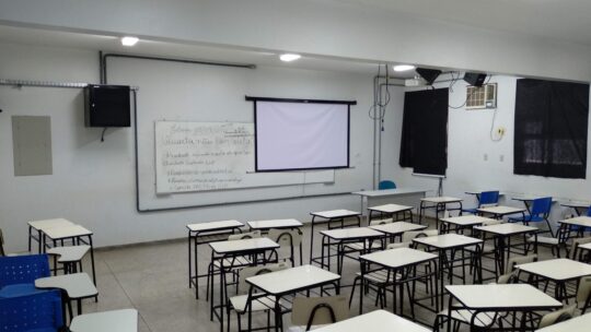 Professora é presa por agredir alunos de apenas 3 anos dentro de sala